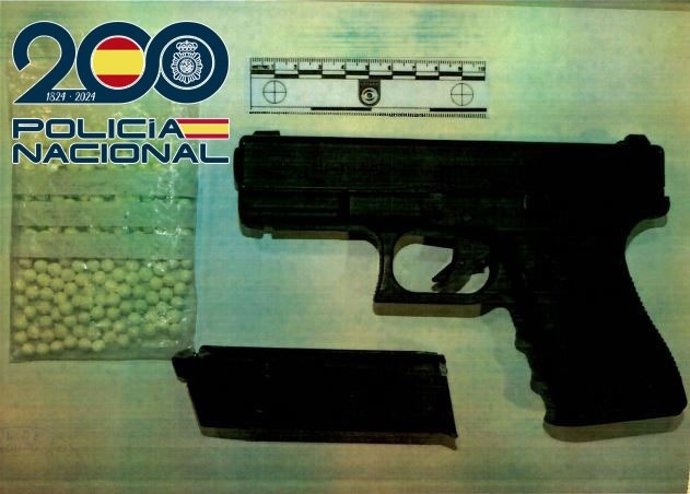 Arma simulada incautada al detenido.