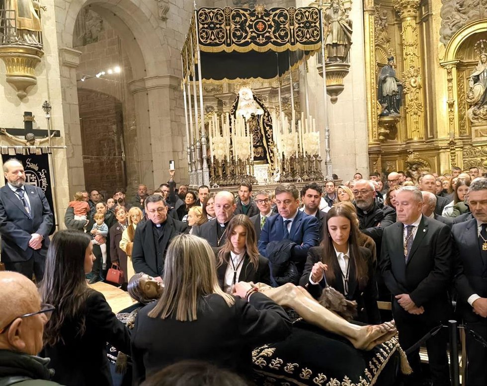 Limpieza del Cristo del Sepulcro en Logroño