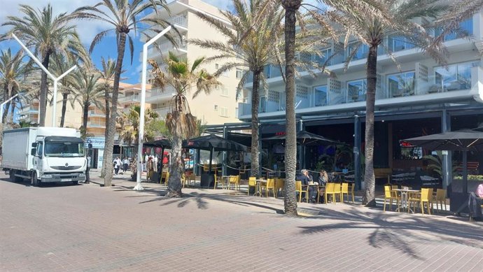 Terrazas frente a un hotel de Playa de Palma.