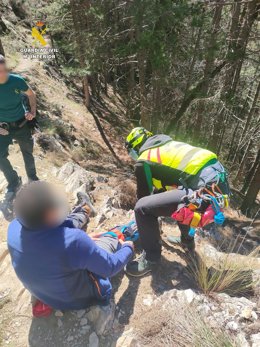 Tareas de rescate de un senderista durante el descenso del pico de La Marona, en Alhama de Granada.