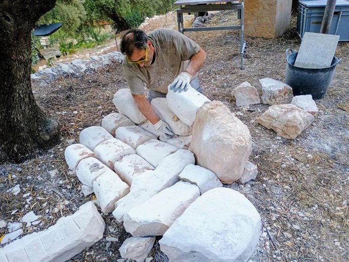 Archivo - Imagen de archivo de Fernando Herranz trabajando en su escultura 'Solidaridad'