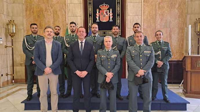 El subdelegado del Gobierno en Almería, José María Martín, junto a siete sargentos de la Guardia Civil en prácticas y mandos del Instituto Armado.