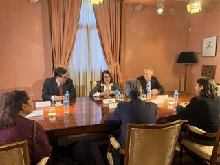 El acto, que ha tenido lugar en el Palacio de Armijo, es una tradición que une a la institución y a la cofradía desde 1994