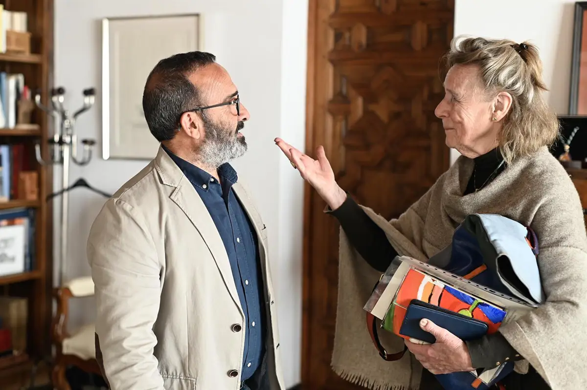 El presidente de la Diputación de Cáceres, Miguel Ángel Morales, con la artista Lucia Beijlsmit