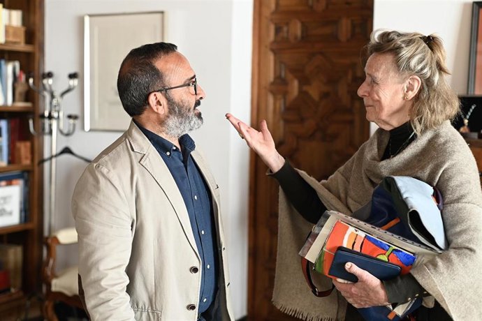 El presidente de la Diputación de Cáceres, Miguel Ángel Morales, con la artista Lucia Beijlsmit que promueve un proyecto artístico en Salorino (Cáceres) enfocado en las personas ciegas