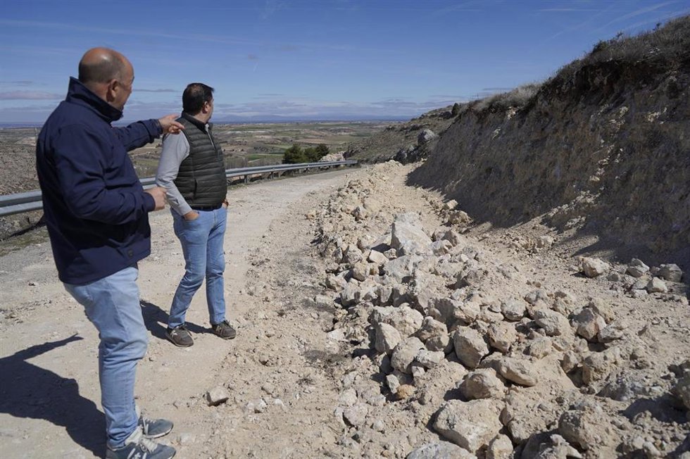 El presidente provincial, Miguel Ángel de Vicente (izda) visita las obras con el diputado de Red Viaria, Benjamín Cerezo.