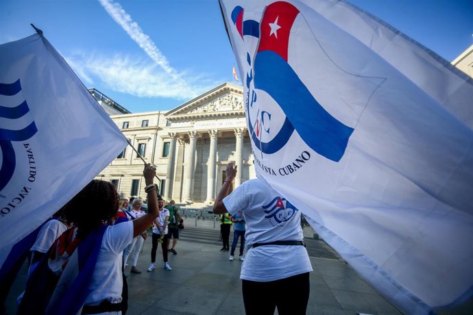 Archivo - Varias personas participan en una concentración contra el Gobierno cubano frente al Congreso de los Diputados, a 8 de septiembre de 2021, en Madrid (España). 
