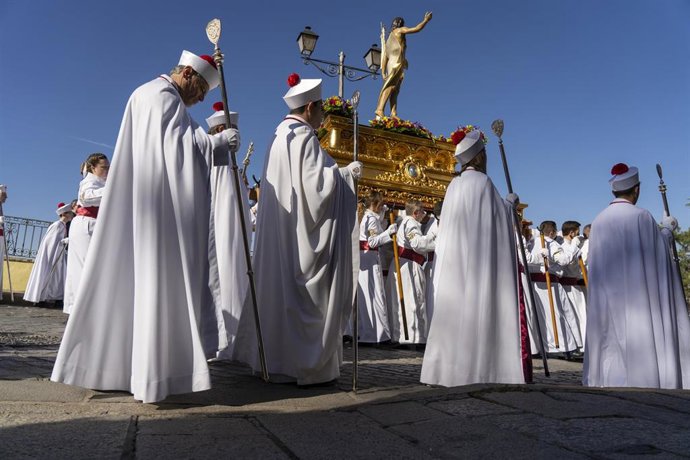 Archivo - El paso de Nuestro Señor Jesucristo Resucitado durante la procesión del Encuentro de la Hermandad de Nuestro Padre Jesús Resucitado y Nuestra Señora del Amparo, a 9 de abril de 2023, en Cuenca, Castilla-La Mancha (España).