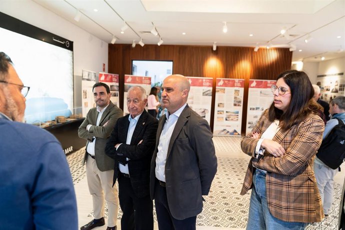 El presidente de la Diputación de Almería visita la muestra 'Costa de Almería. Costa de Sal'.