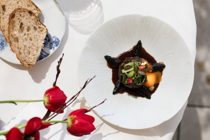 El chef Mario Sandoval recupera el sabor de la cocina de siempre con su reinterpretación del rabo de toro en Relais & Châteaux Heritage Hotel