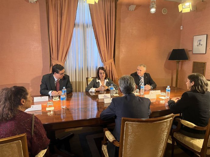 El acto, que ha tenido lugar en el Palacio de Armijo, es una tradición que une a la institución y a la cofradía desde 1994