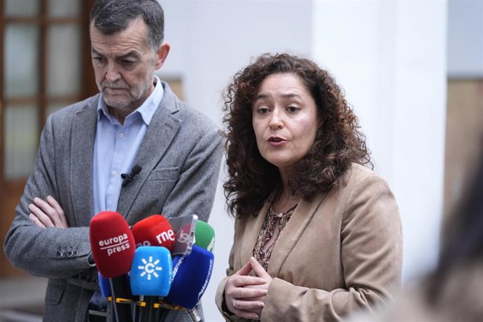 Archivo - El candidato de la coalición Por Andalucía a la Presidencia de la Junta, Antonio Maíllo, junto a la exportavoz Inma Nieto, en una imagen de archivo. 