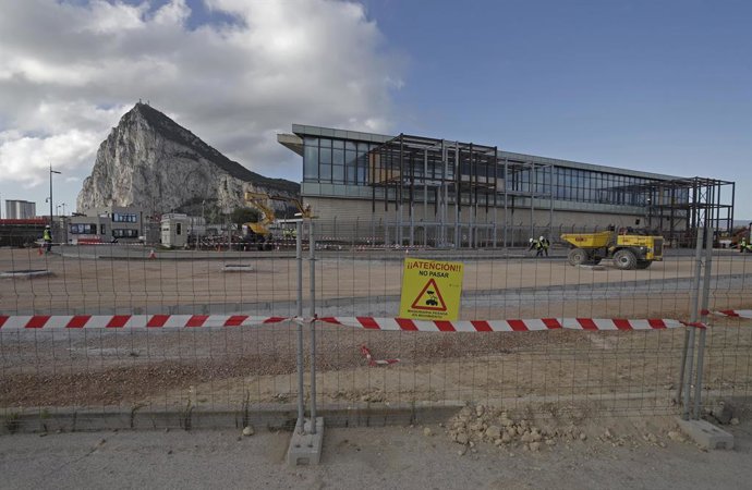 Obras en la zona fronteriza de Gibraltar con España para el derribo de la verja. A 1 de abril de 2026 en La Línea de la Concepción, Cádiz (Andalucía, España). Los Veintisiete dan este miércoles, salvo cambio de última hora, su visto bueno político a la fi