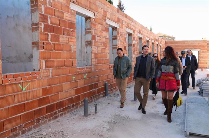 El alcalde de Toledo, Carlos Velázquez ha visitado las obras del nuevo Centro de Mayores del barrio de Buenavista donde ha comprobado el avance de una infraestructura "largamente demandada" por los vecinos y que, según ha asegurado, "es, sobre todo, el sí