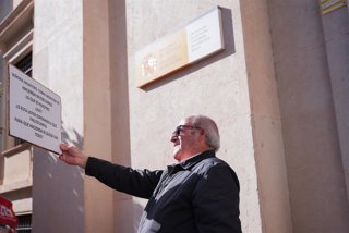 Archivo - Un pensionista mutualista durante una concentración en Sevilla