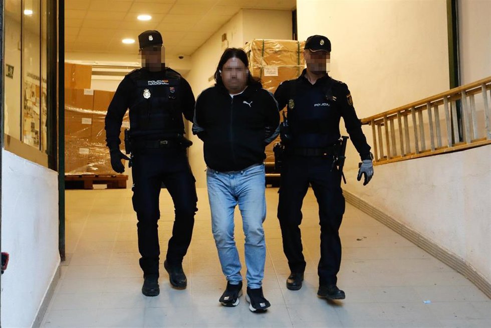 Archivo - El investigado por retener durante dos años a una mujer en contra de su voluntad el día que pasó a disposición judicial