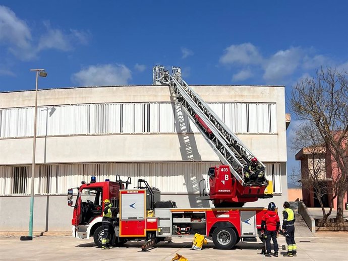Arreglan el plástico que cubre la claraboya del CEIP Mitjà de Mar de Porto Cristo dañado por el viento