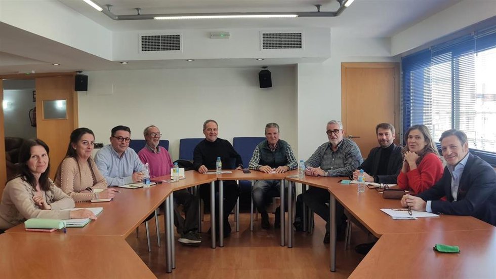 Representantes del PP de Almería y de la Mesa en Defensa del Ferrocarril de Almería, durante la reunión.