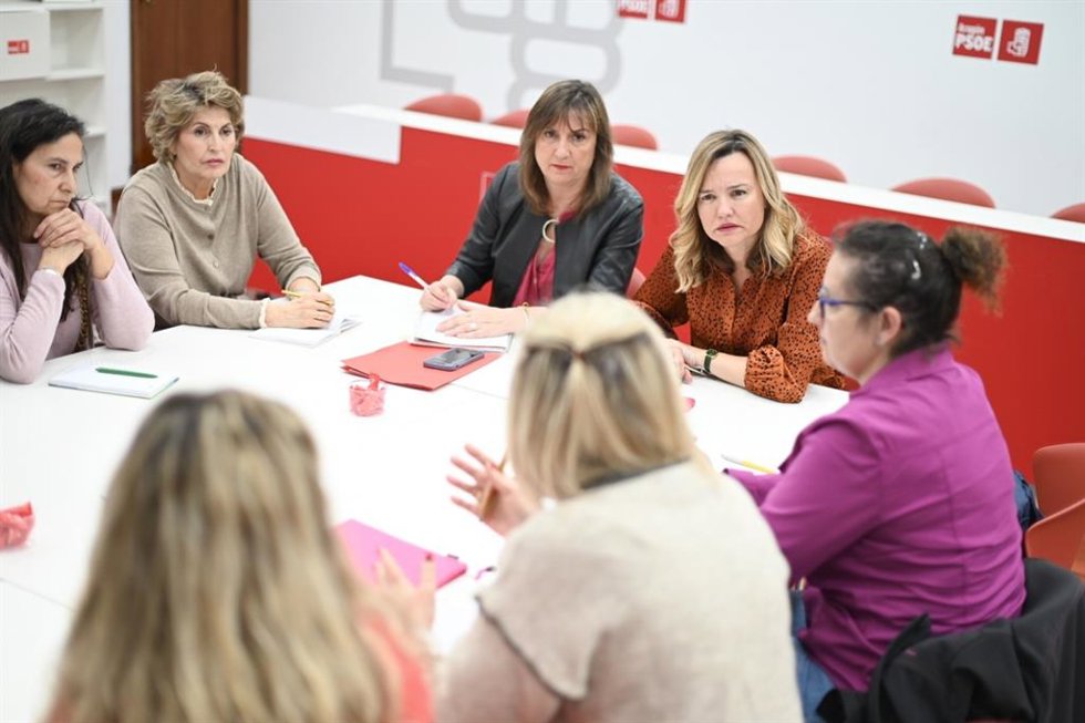 La secretaria general del PSOE Aragón y portavoz parlamentaria, Pilar Alegría, en una reunióno con represeentantes del sector de la limpieza.