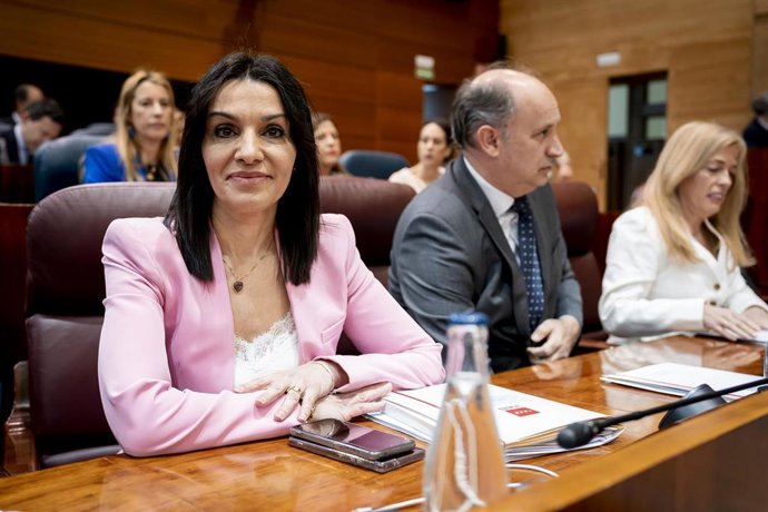 La consejera de Educación, Ciencia y Universidades de la Comunidad de Madrid, María Mercedes Zarzalejo (i), durante una sesión plenaria en la Asamblea de Madrid, a 12 de marzo de 2026, en Madrid (España). 