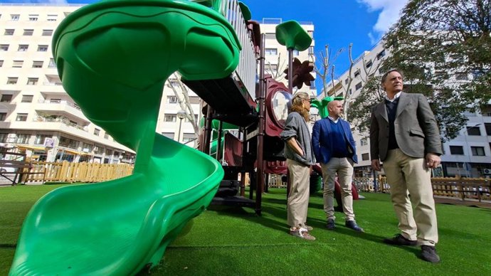 El alcalde Carlos García Carbayo, en su visita a las obras del parque de Carmelitas.