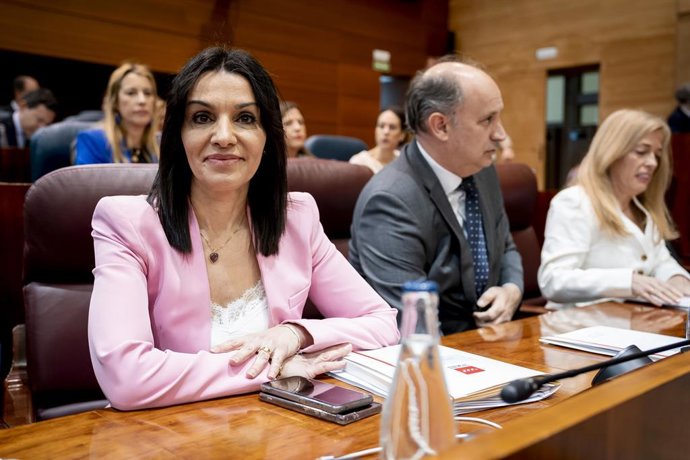 La consejera de Educación, Ciencia y Universidades de la Comunidad de Madrid, María Mercedes Zarzalejo (i), durante una sesión plenaria en la Asamblea de Madrid, a 12 de marzo de 2026, en Madrid (España). La nueva consejera de Educación, Ciencia y Univers