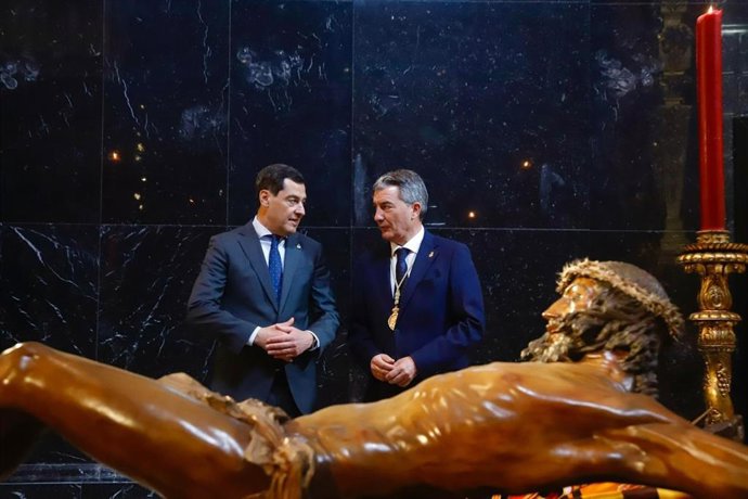El presidente de la Junta, Juanma Moreno, durante una visita al cristo de Mena en Málaga