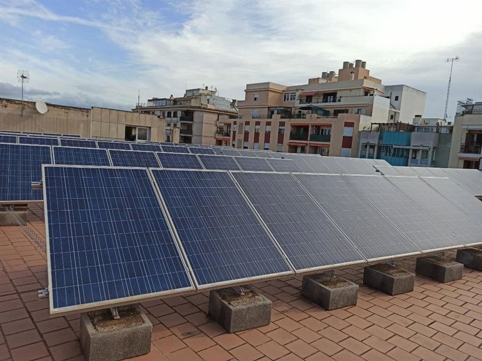 Archivo - Placas solares en uno de los autoconsumos compartidos del IBE.