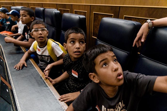 Archivo - Recepción de niñas y niños saharauis del programa ‘Vacaciones en Paz’en el Congreso de los Diputados en 2025. Archivo.