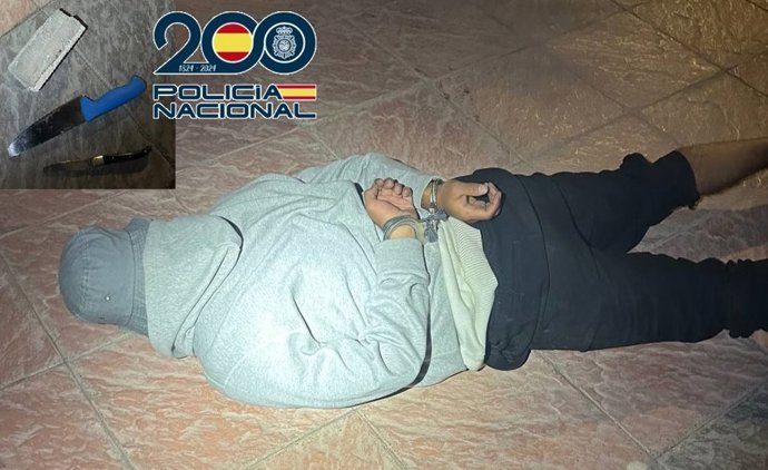 Agentes de paisano adscritos al grupo Gotham de la Policía Nacional detuvieron al presunto autor de los hechos.