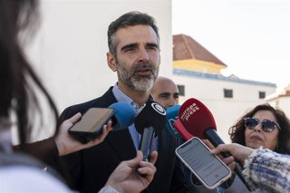 El consejero andaluz de Agricultura, Pesca, Agua y Desarrollo Rural, Ramón Fernández-Pacheco, en Roquetas de Mar (Almería).