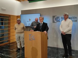El presidente de la Diputación de Córdoba, Salvador Fuentes (centro), en rueda de prensa.