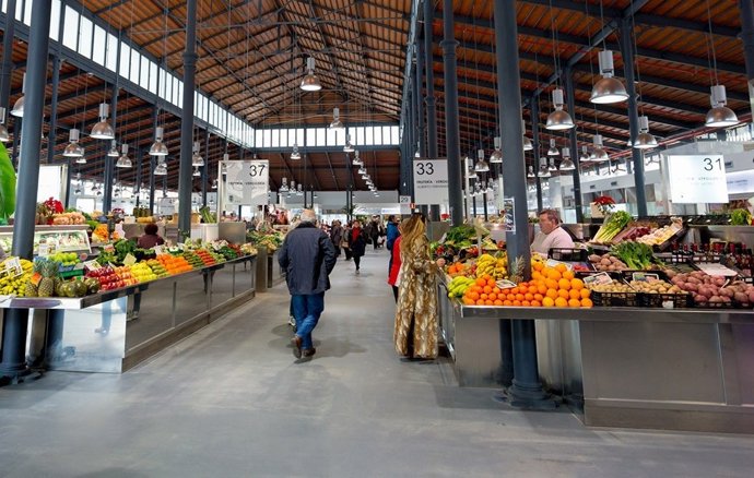 Archivo - Interior del Mercado Central de Almería.