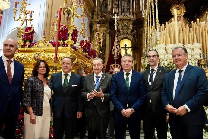 El presidente de la Diputación de Sevilla, Javier Fernández, visita a la hermandad de San Bernardo.