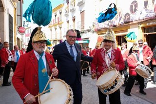 Arturo Bernal (centro), entre jun 'judío colinegro' y un 'judío coliblanco' de la Semana Santa de Baena.