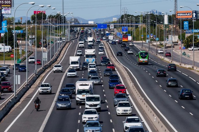 Decenas de vehículos durante la operación salida por las vacaciones de Semana Santa, en la A-4, a 27 de marzo de 2026, en Madrid (España). La Dirección General de Tráfico ha activado un dispositivo especial de regulación, vigilancia y asistencia, ante el 