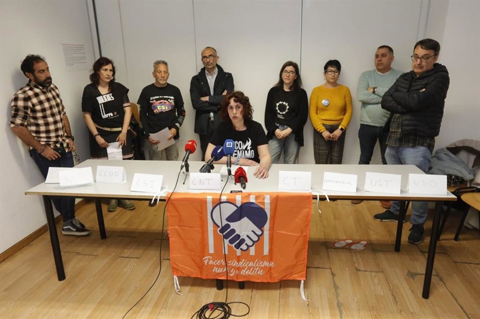 Rueda de prensa del Grupo Sofitu y de representantes sindicales, en el Conseyu de la Mocedá de Xixón (Gijón),  tras el indulto a 'las Seis de La Suiza'.