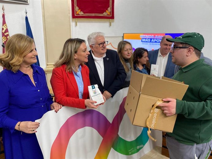 La consejera de Política Social, Familias e Igualdad, Conchita Ruiz, junto a la alcaldesa Alcantarilla, Paqui Terol, y el presidente de Talentismo, Javier Ruiz, durante el acto celebrado con motivo del Día Mundial de Concienciación sobre el Autismo