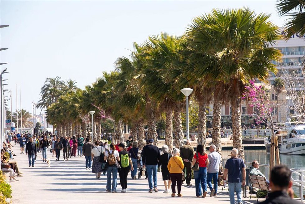 Turistas pasean por Alicante