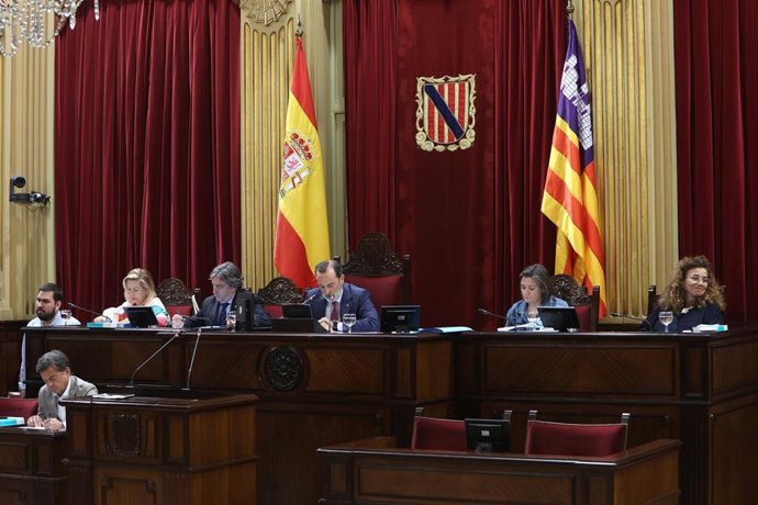 Archivo - El presidente del Parlament balear, Gabriel Le Senne (3d), durante un debate de presupuestos autonómicos en el Parlament Balear, a 9 de julio de 2025, en Palma de Mallorca, Mallorca, Baleares (España).