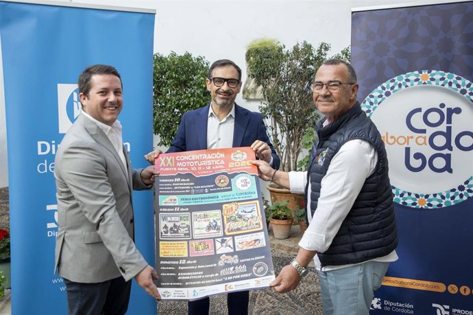 El presidente de Iprodeco, Félix Romero (centro), en la presentación de la XXI Concentración Mototurística de Puente Genil.