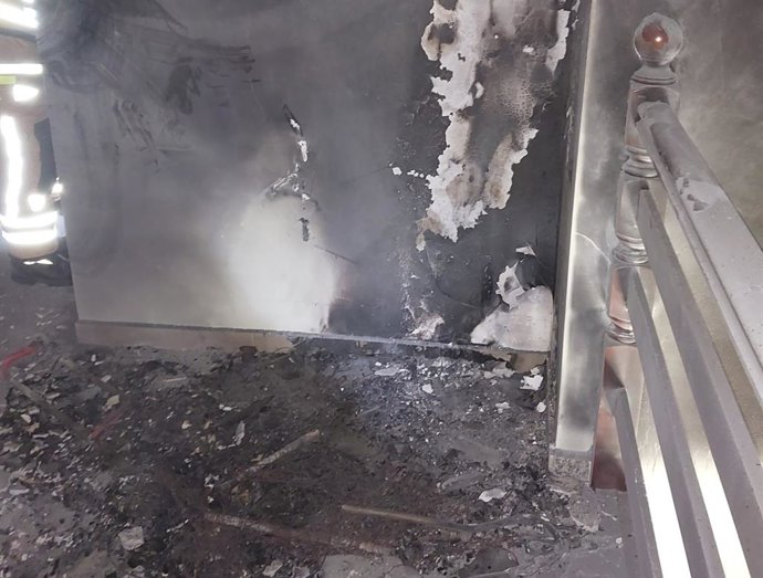 Incendio en la última planta de un edificio de Negreira (A Coruña), a 1 de abril de 2026.