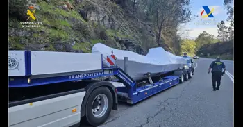 Intervenida una posible 'narcolancha' en Salvaterra (Pontevedra), que viajaba en un camión con destino a Ceuta