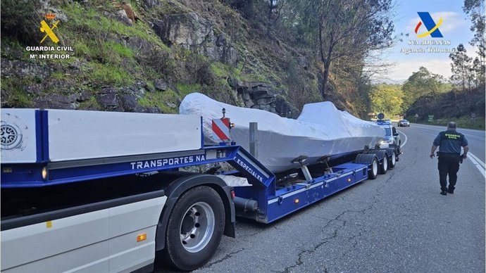 La Guardia Civil y la Agencia Tributaria se incautan de posible 'narcolancha' en Salvaterra, que era transportada por un camión con destino a Ceuta.