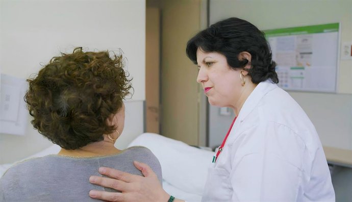 Archivo - Atención sanitaria en un centro público andaluz.