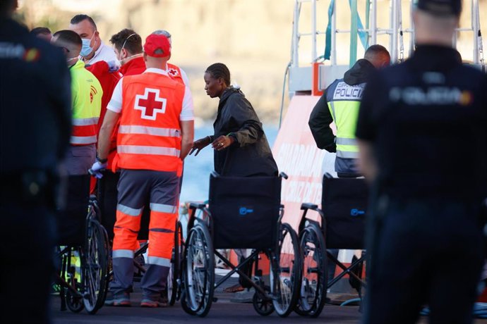 Archivo - Varios migrantes son rescatados y trasladados por Salvamento Marítimo al puerto de Arguineguín, a 15 de enero de 2026, en Gran Canaria, Canarias (España).