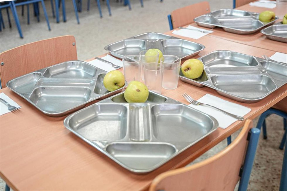 Archivo - andejas de la comida de un comedor escolar