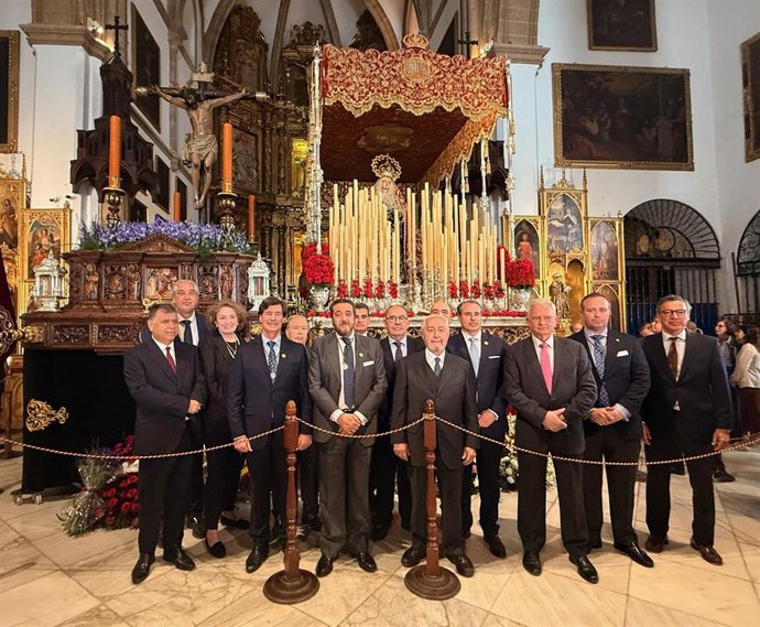 Ofrenda floral de la CES a la hermandad de Cristo de Burgos en Sevilla.