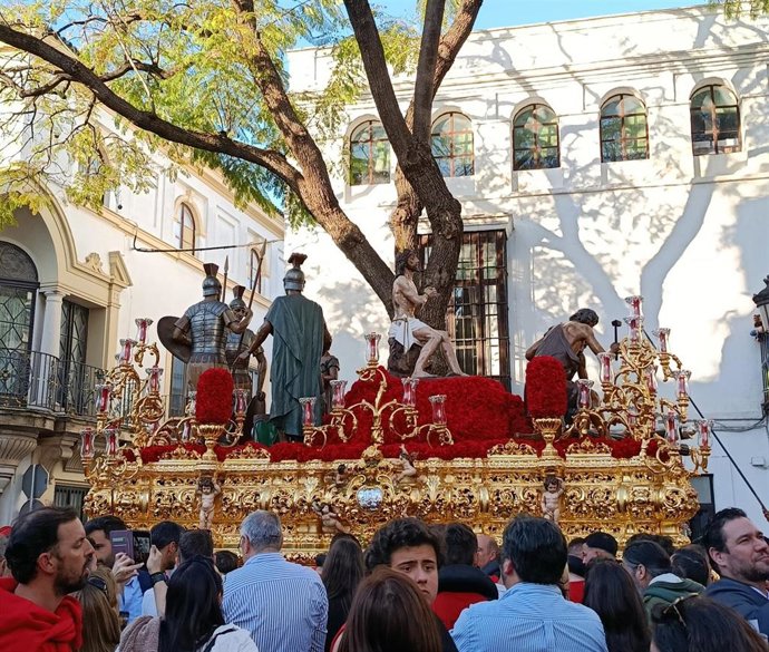 El paso de misterio de la Hermandad de los Judíos de San Mateo a su paso por la calle Porvera en la jornada del Martes Santo de la Semana Santa de Jerez de la Frontera (Cádiz)
