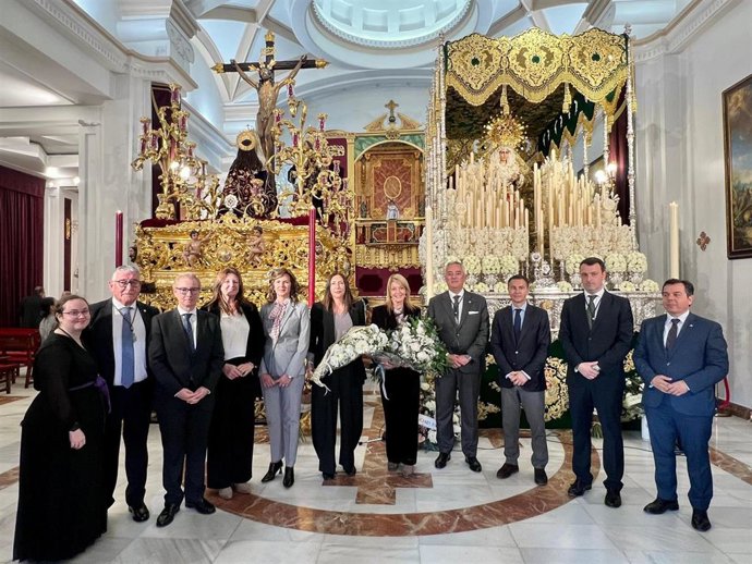 La consejera de Inclusión Social, Juventud, Familias e Igualdad, Loles López, en su ofrenda floral a la Hermandad de la Esperanza.